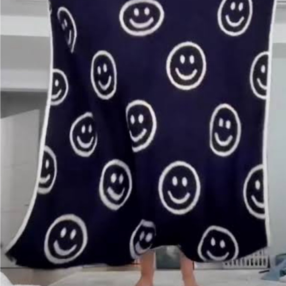 The Styled Collection Krista Horton black & white smiley face blanket reversible - Picture 3 of 7